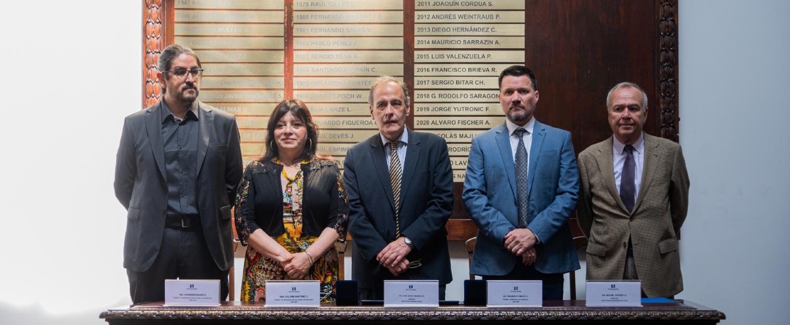 Prof. Salomé Martínez y Prof. Ricardo Finger junto a su equipo reciben reconocimientos del Instituto de Ingenieros de Chile